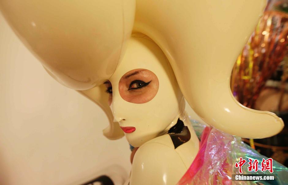 另類(lèi)世界小姐大賽舉行 選手奇葩造型雷爆眼球