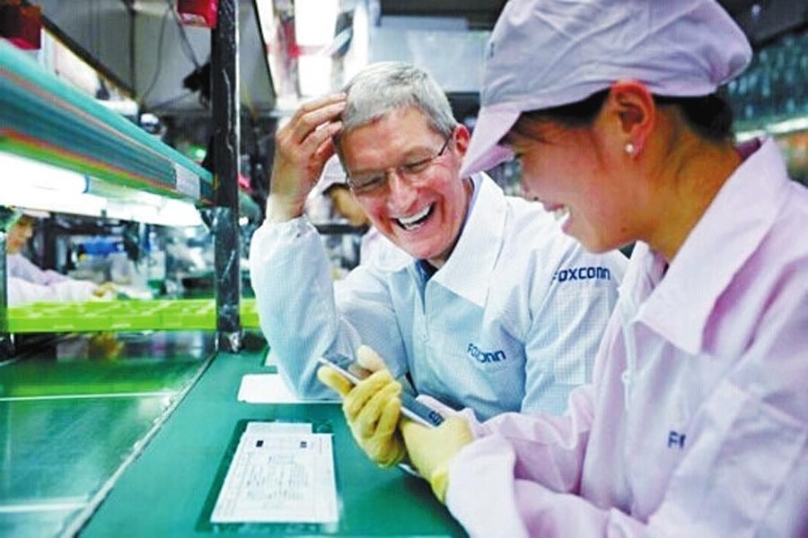 圖為蒂姆·庫克和一名女工在熱烈地交談。