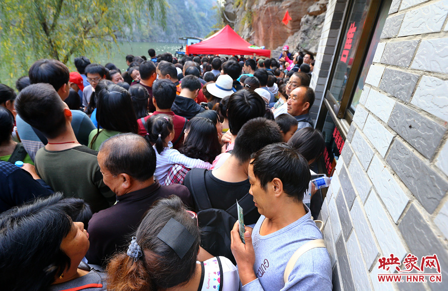 游船售票處前，游客被擠得無法轉(zhuǎn)身