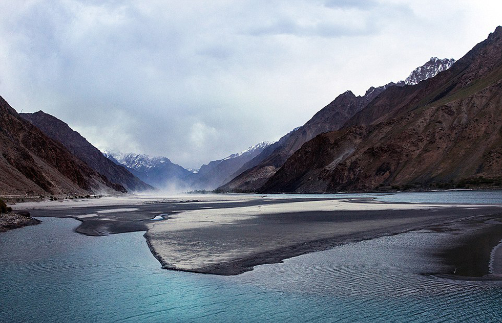 夫婦倆穿越東歐到達亞洲，沿途拍攝到許多美景。