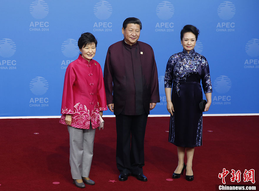 圖為習(xí)近平夫婦歡迎韓國總統(tǒng)樸槿惠。中新社發(fā) 杜洋 攝