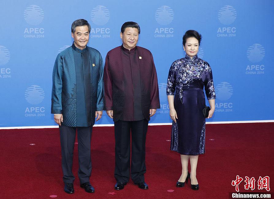 圖為習(xí)近平夫婦歡迎中國香港特別行政區(qū)行政長(zhǎng)官梁振英。中新社發(fā) 杜洋 攝