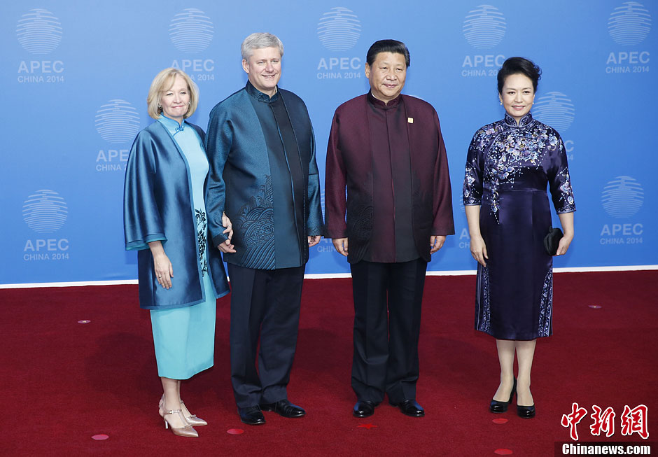 圖為習(xí)近平夫婦歡迎加拿大總理哈珀夫婦。中新社發(fā) 杜洋 攝