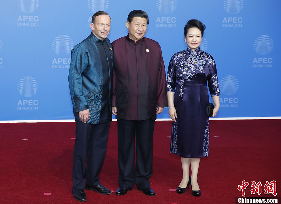 圖為習(xí)近平夫婦歡迎澳大利亞總理阿博特。中新社發(fā) 杜洋 攝