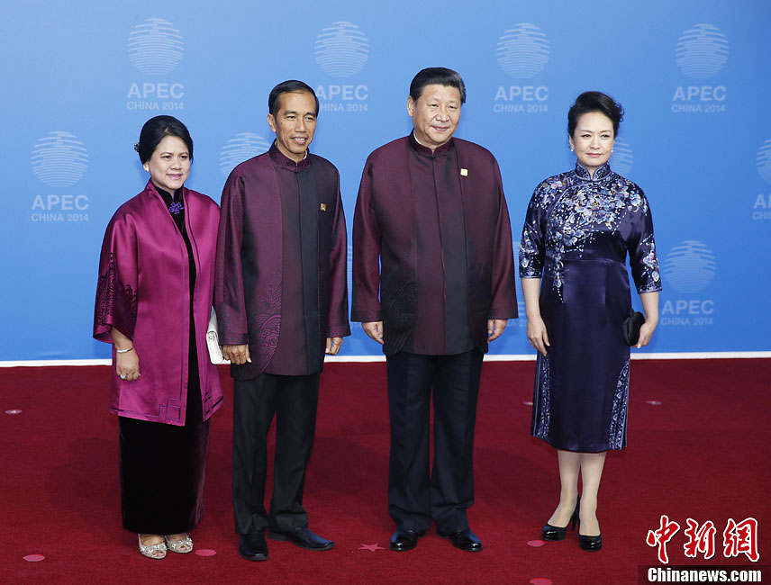 圖為習(xí)近平夫婦歡迎印度尼西亞總統(tǒng)佐科·維多多。中新社發(fā) 杜洋 攝