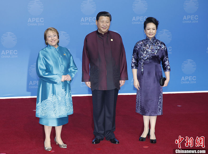 圖為習(xí)近平夫婦歡迎智利總統(tǒng)巴切萊特。中新社發(fā) 杜洋 攝