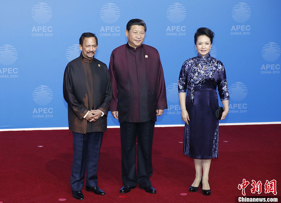 圖為習(xí)近平夫婦歡迎文萊蘇丹哈桑納爾。中新社發(fā) 杜洋 攝