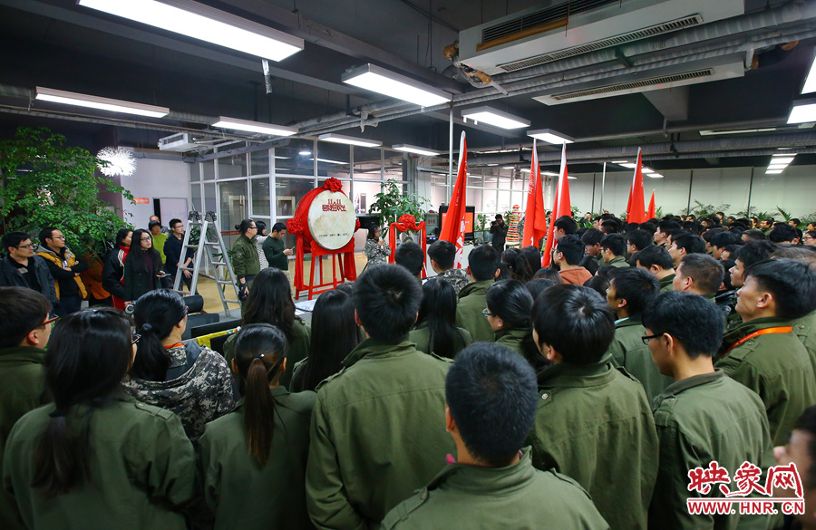 “雙十一”零點(diǎn)到來前，電商的負(fù)責(zé)人為一線員工鼓勁加油