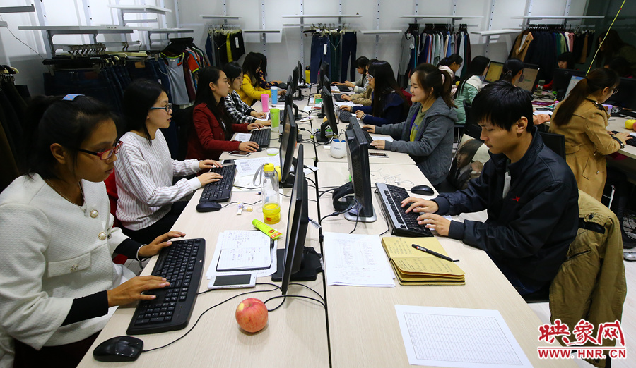 深夜中，忙碌的客服