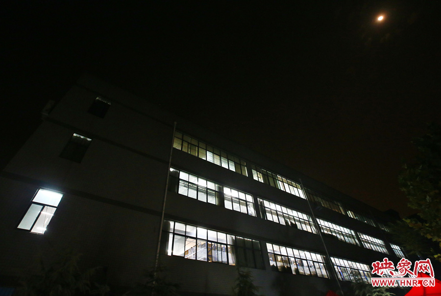 夜已深，燈火通明的大廳內(nèi)卻熱火朝天