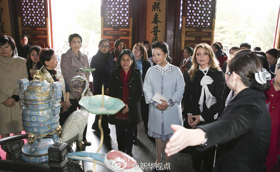 彭麗媛11日邀請來華出席2014年APEC領(lǐng)導人非正式會議的部分經(jīng)濟體領(lǐng)導人或代表的夫人參觀世界文化