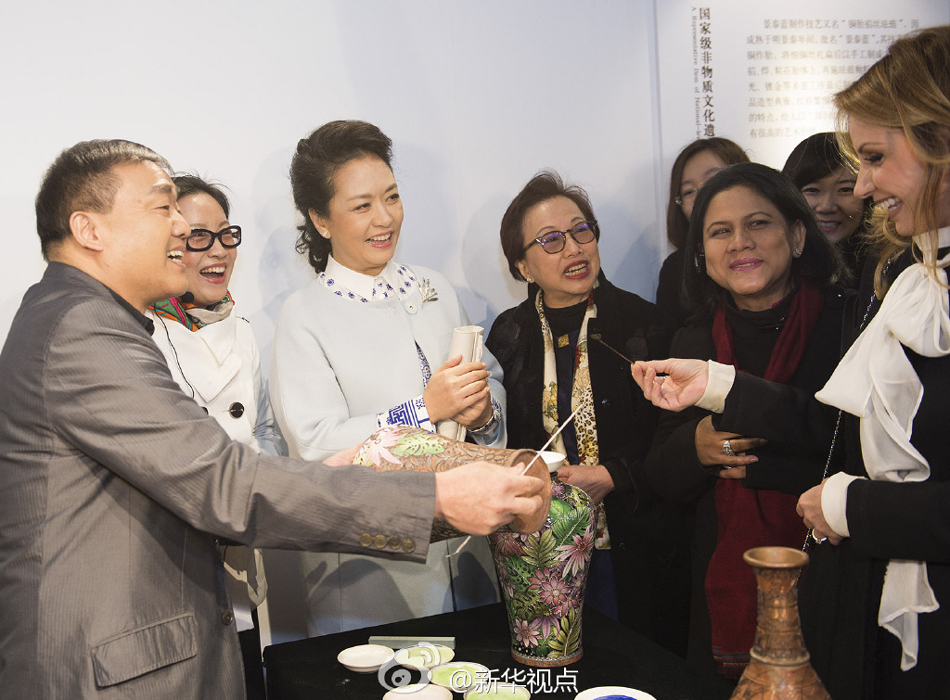 彭麗媛11日邀請來華出席2014年APEC領(lǐng)導人非正式會議的部分經(jīng)濟體領(lǐng)導人或代表的夫人參觀世界文化