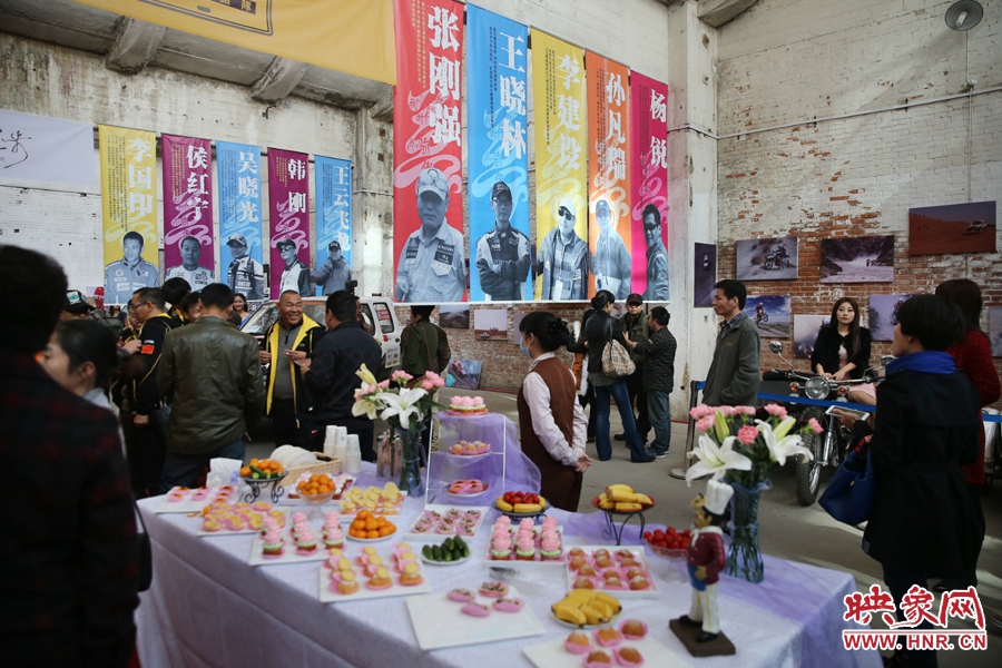 影展現(xiàn)場(chǎng)介紹河南籍賽車的手條幅掛滿展室。