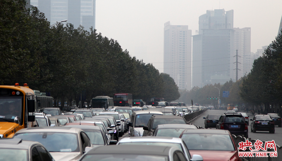 金水路上的車輛前行速度相當緩慢