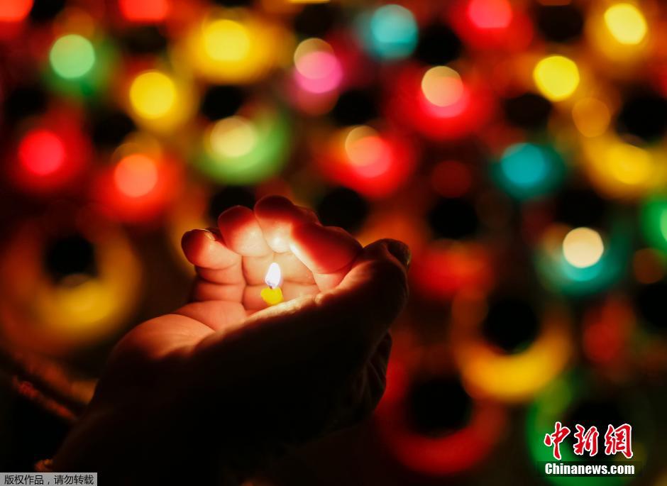 當?shù)貢r間2014年11月22日，烏克蘭基輔，民眾舉行儀式紀念1932-1933烏克蘭大饑荒81周年