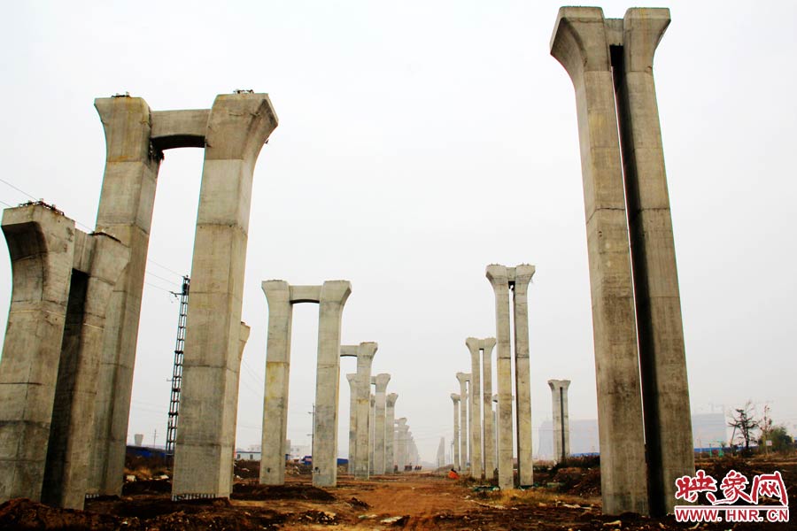 橋墩聳立，一片荒涼。