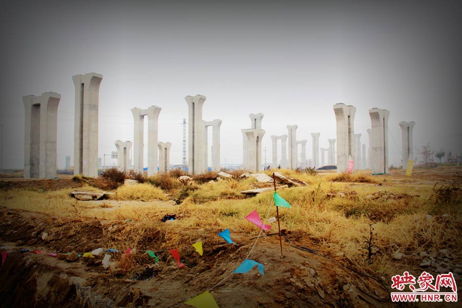 由于項目已經(jīng)停工數(shù)月，施工工地上很難見到工人，設(shè)備也很少，雜草叢生，顯得非?；臎?。