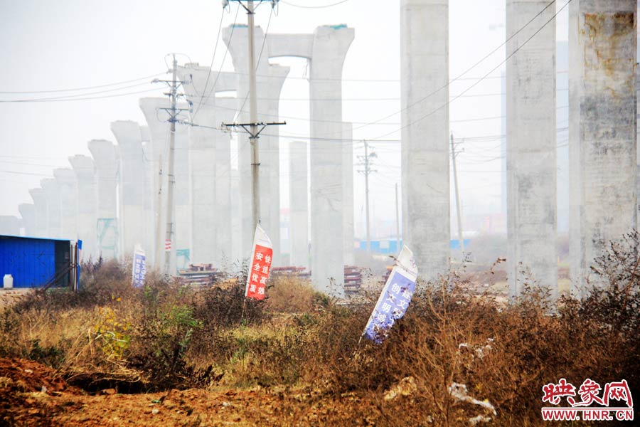 整個京廣快速路南段工程共分為六個工區(qū)，柴鍋轉(zhuǎn)盤處是京廣快速路南段三工區(qū)的施工區(qū)域。