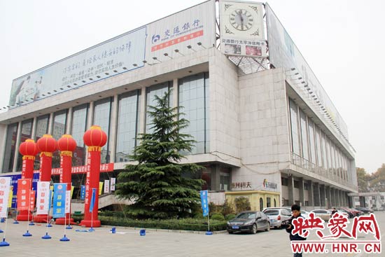 11月28日，記者從鄭州市政府獲悉，河南省人民會堂決定拆除違法存在10多年的巨型樓頂廣告。