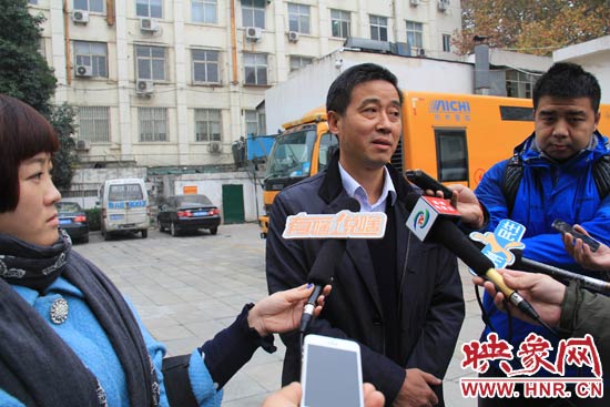 鄭州城市管理局行政執(zhí)法監(jiān)察支隊二大隊副大隊長杜陸水就“河南省人民會堂違法戶外廣告”一事，接受媒體采訪