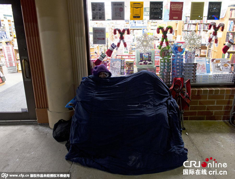 美國(guó)“黑色星期五”促銷啟動(dòng) 民眾深夜宿營(yíng)排隊(duì)搶購(gòu) 美國(guó)“黑色星期五”促銷啟動(dòng) 民眾深夜宿營(yíng)排隊(duì)搶購(gòu)