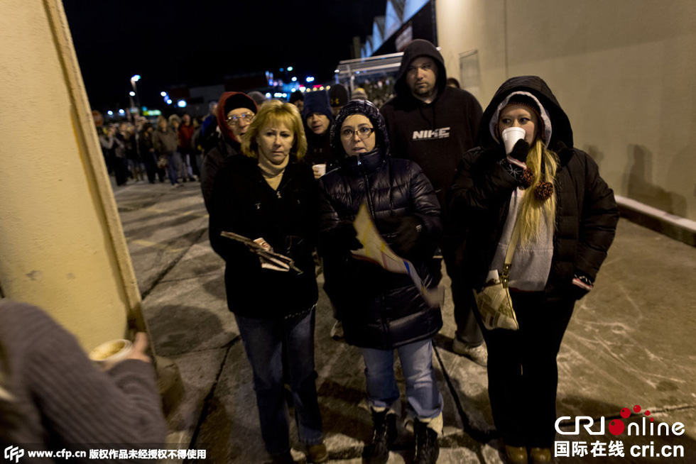 美國(guó)“黑色星期五”促銷啟動(dòng) 民眾深夜宿營(yíng)排隊(duì)搶購(gòu) 美國(guó)“黑色星期五”促銷啟動(dòng) 民眾深夜宿營(yíng)排隊(duì)搶購(gòu)