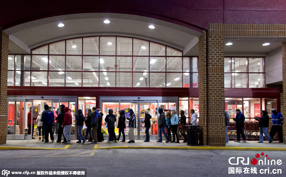 美國(guó)“黑色星期五”促銷啟動(dòng) 民眾深夜宿營(yíng)排隊(duì)搶購(gòu) 美國(guó)“黑色星期五”促銷啟動(dòng) 民眾深夜宿營(yíng)排隊(duì)搶購(gòu)