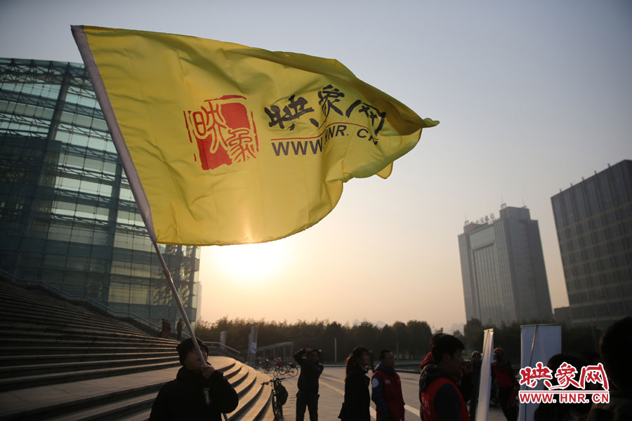 在映象網(wǎng)旗幟的召喚下，車友們匯聚在鄭東新區(qū)。