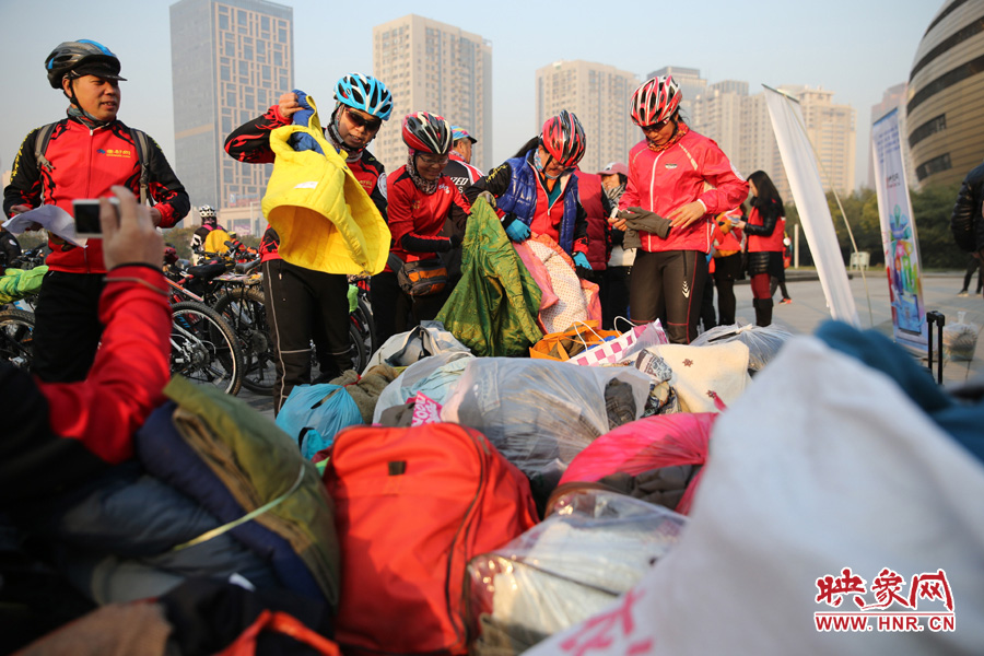 15捐贈之前，再試穿一下老式花棉襖