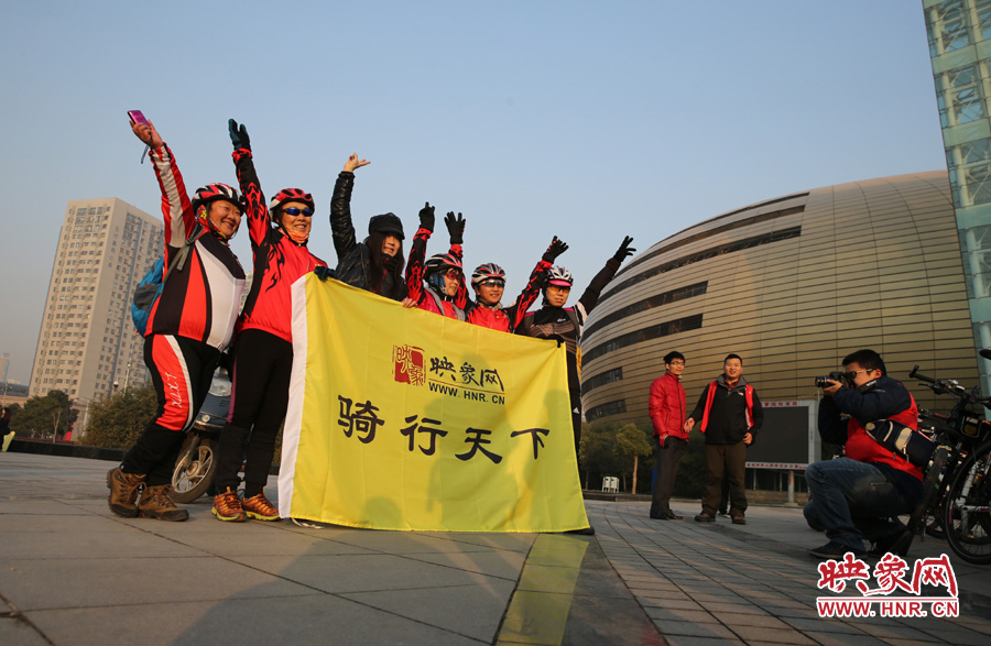 映象網(wǎng)騎行天下的車友，快樂寫在臉上