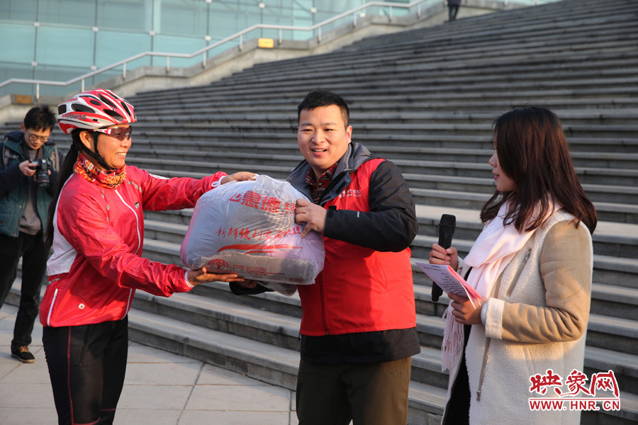 映象網(wǎng)社區(qū)負責人趙旭東（中）代表山里的孩子接受捐贈