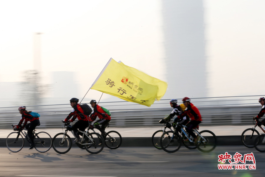 獻愛心、騎行天下，映象網(wǎng)騎行車友樂翻天