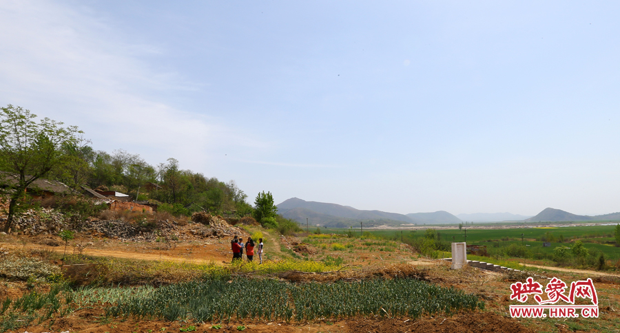 畫(huà)面左側(cè)的石井村是個(gè)只有十幾口人的小村，庫(kù)區(qū)移民搬遷時(shí)從遠(yuǎn)處低洼處遷到此