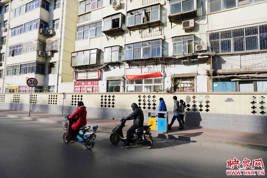 雖然墻內(nèi)的商戶已經(jīng)搬走，但一些門頭還沒撤下。