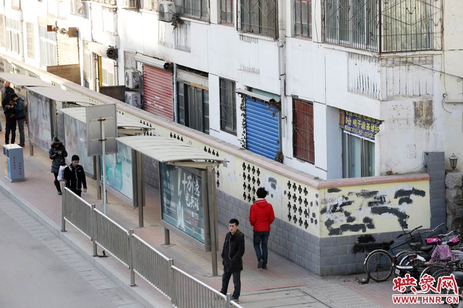 圍墻外是一處公交站牌。