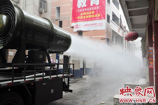 針對(duì)造成霧霾的主兇“建筑工地?fù)P塵”，“霧炮車”降塵除塵效果能到到80%。