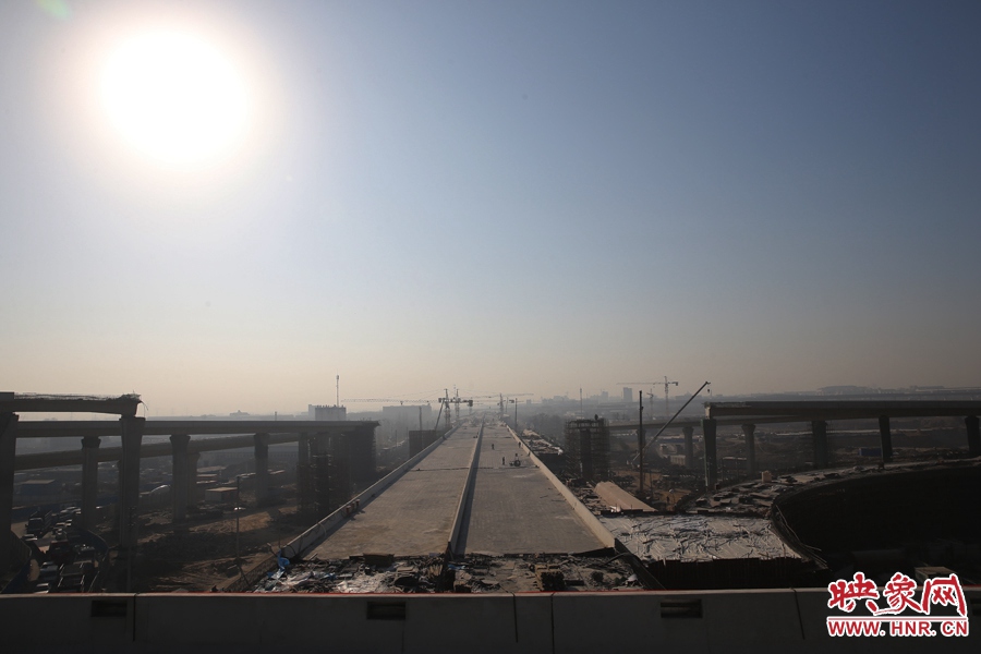 隴海高架從西四環(huán)上方通過(guò)。