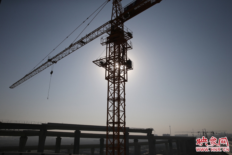 隴海高架與西四環(huán)立交仍在緊張施工中。