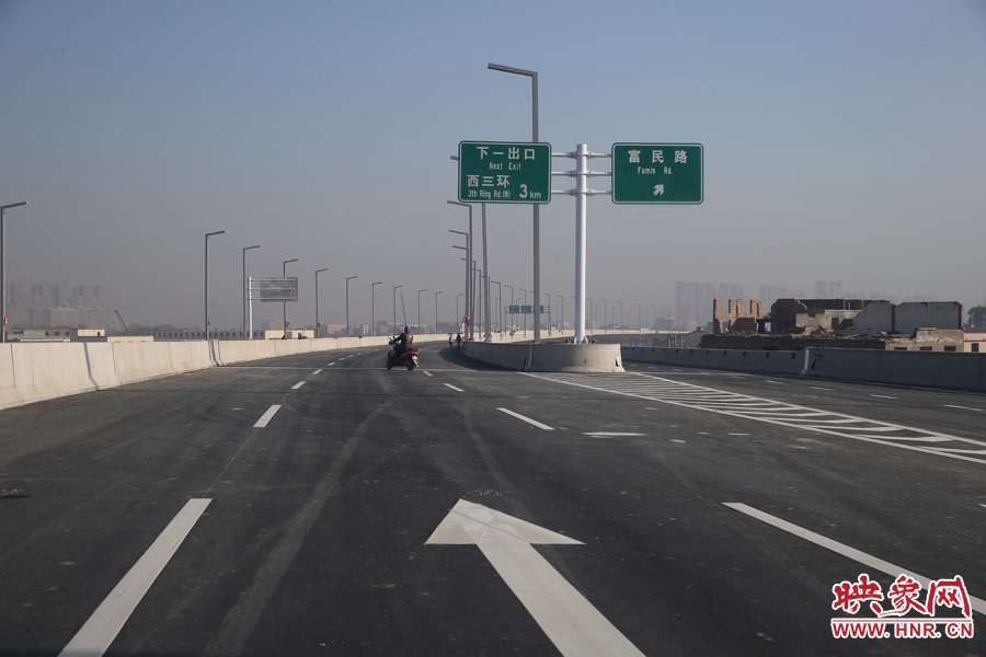 西三環(huán)方向與富民路出口。