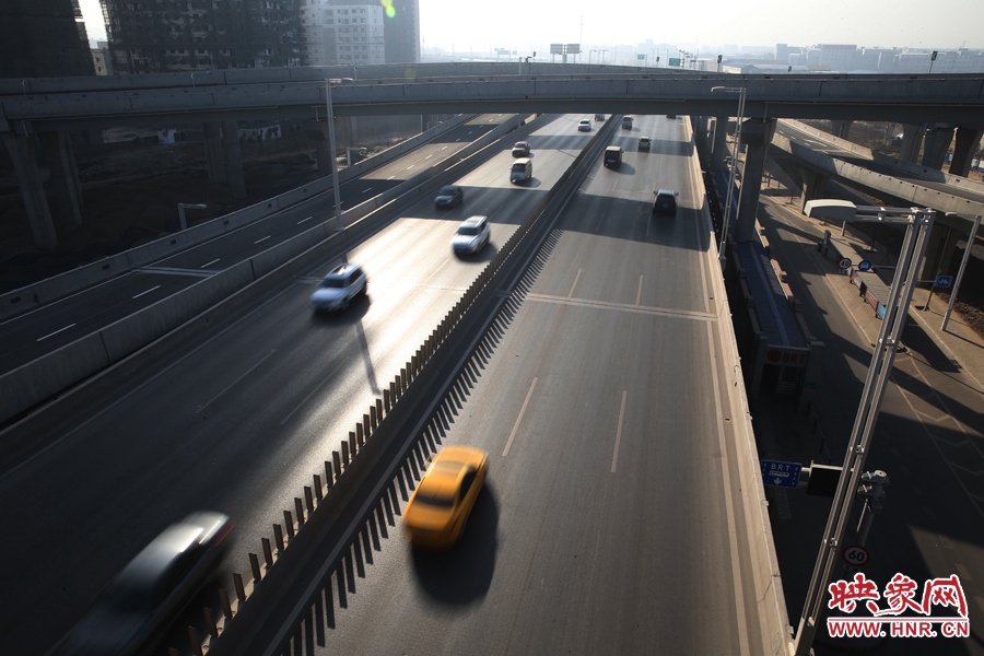 西三環(huán)從隴海高架下穿過(guò)。