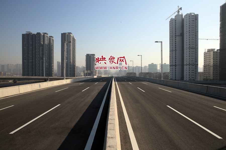 隴海高架過(guò)西三環(huán)進(jìn)入市區(qū)。