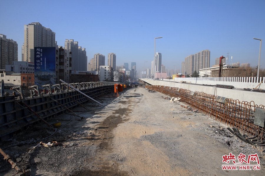 由西向東方向，嵩山南路出口以東，仍在緊張施工中。