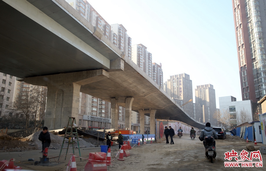 由西向東方向，嵩山南路出口以東，仍在緊張施工中。