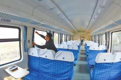 硬座車廂 藍(lán)色座套，清清爽爽。