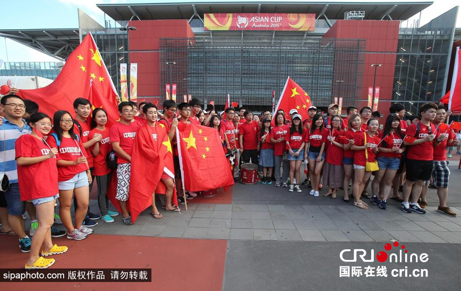 北京時(shí)間1月10日，中國(guó)隊(duì)迎來(lái)亞洲杯首場(chǎng)比賽，賽前中國(guó)球迷揮舞國(guó)旗進(jìn)場(chǎng)，為國(guó)足助威。