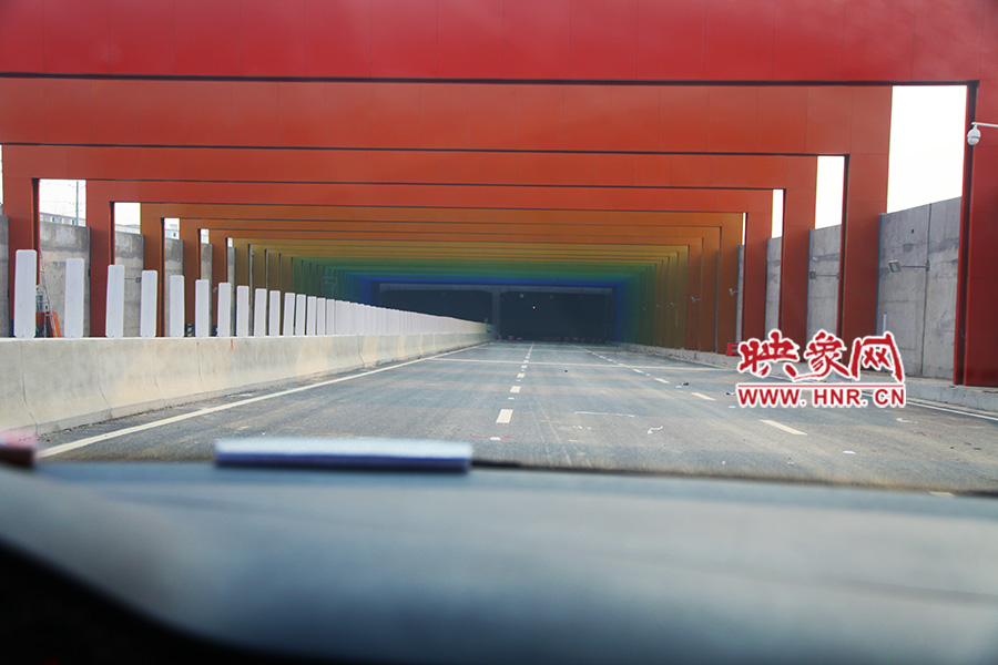 進隧道時，由明到暗。