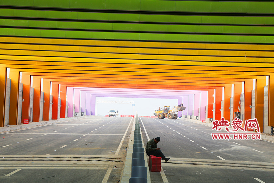 圖為一工人在隧道內(nèi)休息。