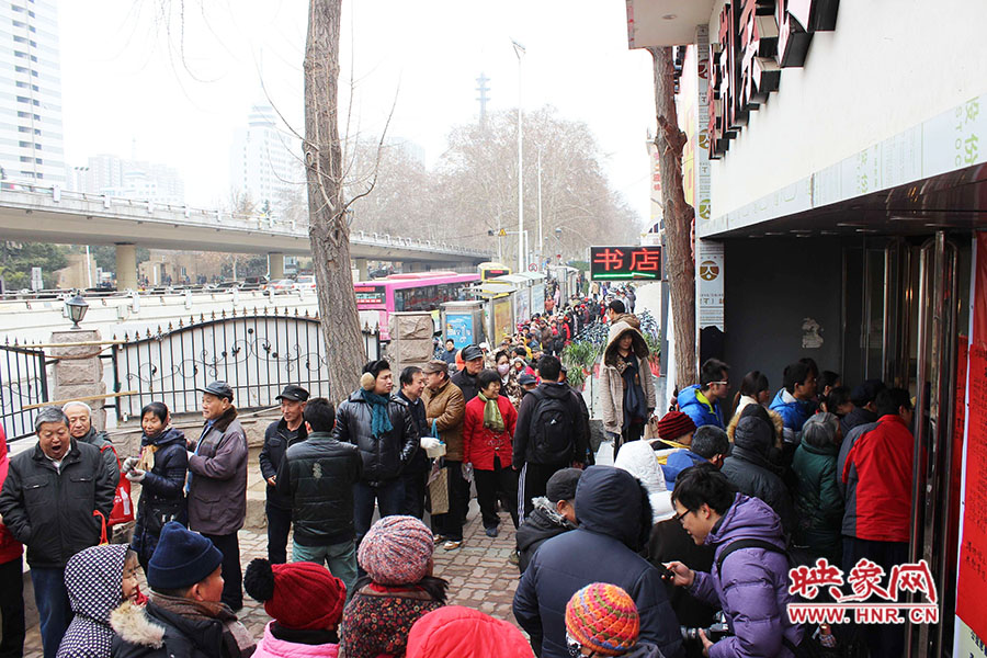 施粥現(xiàn)場排起近百米長隊。