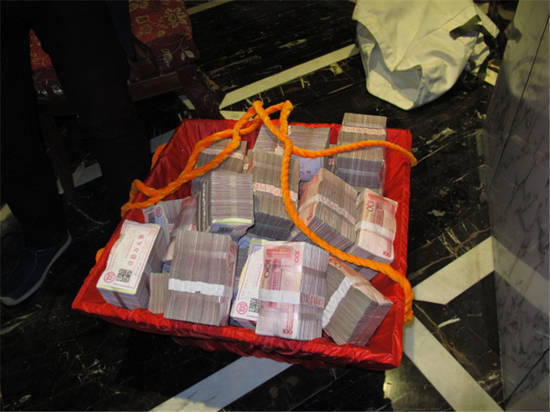 不少農(nóng)民工的工資是用籮筐挑走的。