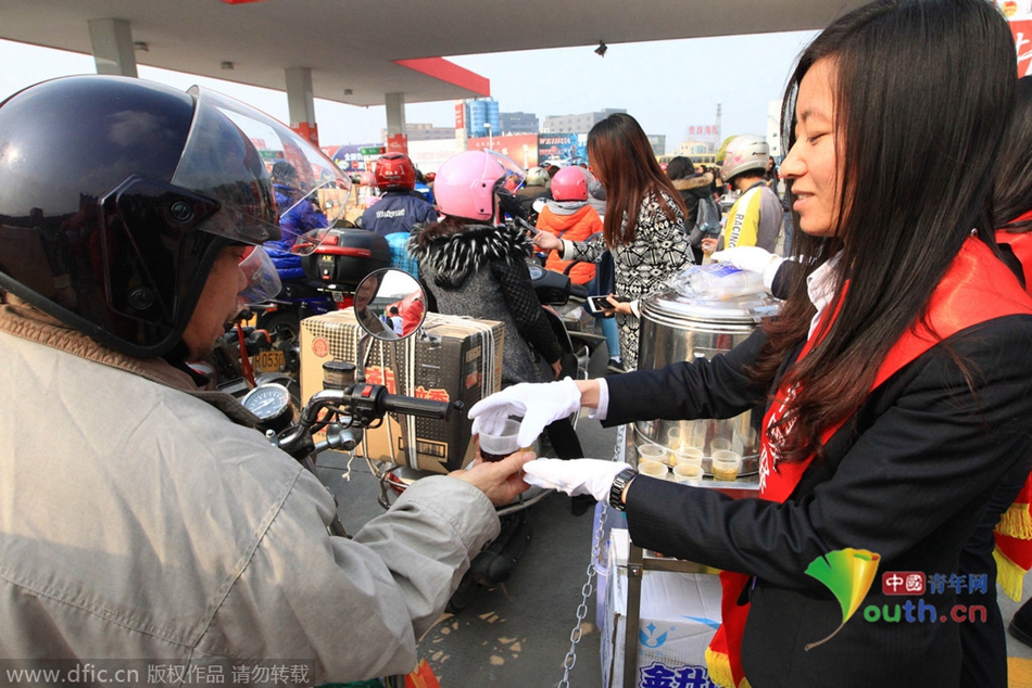 2015年2月10日，廣東佛山，順德龍山加油站為返鄉(xiāng)摩托車免費(fèi)加油。